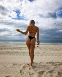 Cazibeli esmer hanım Rengin