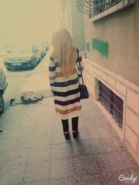 Cıvıl-cıvıl genç hanım Ilksen