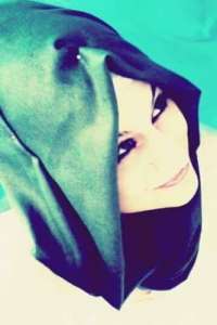 Cıvıl-cıvıl genç hanım Ilksen