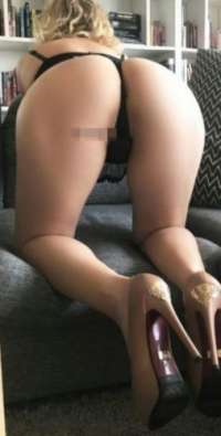 Kıvrak buğday tenli kadın Munise