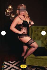 Neşeli sakso çeken Esin