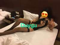 Olağanüstü buğday tenli bayan çolpan