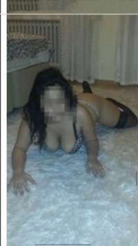 Şık kendi yeri olan kız Müberra